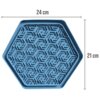 Na zdjęciu znajduje się niebieska, sześciokątna miska spowalniająca z geometrycznym wzorem na dnie. Obok miski widoczne są wymiary: 24 cm szerokości i 21 cm wysokości.