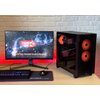 Na zdjęciu znajduje się biurko z komputerem stacjonarnym, klawiaturą, myszką i monitorem. Na podkładce pod mysz widnieje napis "OPTIMUS E-SPORT EXTREME".