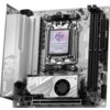 Na zdjęciu znajduje się płyta główna z widocznymi napisami: "MSI PERFORMANCE GAMING", "MPG B850I EDGE TI WIFI", oraz logo MSI. Płyta ma srebrne elementy z wzorami i zainstalowanym chłodzeniem, a także widoczne złącza i gniazda.