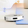 Na zdjęciu widoczny jest fragment robota sprzątającego z wyeksponowaną szczotką obrotową, nad którą znajduje się logo "EZVIZ". Szczotka jest czarna, a obok niej widoczna jest niebieska strzałka wskazująca kierunek obrotu.