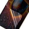 Na zdjęciu widoczna jest folia ochronna na ekranie telefonu, z efektem matowym i kroplami wody na powierzchni. W tle znajduje się grafika przedstawiająca oko z cyfrowymi elementami i złotą obwódką.