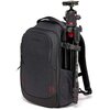 Czarny plecak fotograficzny z teksturowanym materiałem i czerwonymi akcentami, z przymocowanym statywem po boku. Na plecaku widoczne jest logo "Manfrotto".