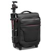 Czarna walizka z widocznym logo "Manfrotto" na górnej kieszeni oraz zamkiem błyskawicznym z czerwonym uchwytem. Na boku walizki znajduje się zamek szyfrowy z napisem "LOCK" i logo producenta.