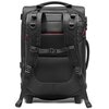 Czarna walizka z widocznym logo "Manfrotto" na przedniej kieszeni, posiada solidne zamki błyskawiczne z czerwonymi uchwytami. Na boku znajduje się zamek szyfrowy z logo producenta, a w przedniej kieszeni widać fragment materiału i paski.