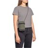 Ciemnozielone etui z czarnymi akcentami, wykonane z wytrzymałego materiału, posiada logo "Manfrotto" na górnej części. Obok etui znajduje się czarny smartfon, a całość uzupełnia czarny sznurek z zapięciem.