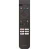 Pilot z ciemnym wykończeniem posiada przyciski do obsługi telewizora, w tym przyciski dedykowane aplikacjom takim jak Netflix, Prime Video, Disney+, YouTube, oraz TV Channels. Na górze widoczny jest przycisk zasilania, a poniżej logo "PHILIPS" oraz napis 