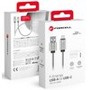 Na zdjęciu znajduje się srebrny kabel USB - USB-C o metalicznym oplocie, ułożony na czarnej, perforowanej powierzchni. Na obu końcówkach kabla widnieje logo "FORCELL".