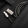 Na zdjęciu widać srebrny kabel USB-C podłączony do czarnej ładowarki z kilkoma portami, z których jeden jest oznaczony jako "USB-A1" z czerwonym wnętrzem. Na obudowie kabla widnieje logo "FORCELL", a w tle znajduje się niebieskie urządzenie elektroniczne.