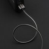 Zdjęcie przedstawia cztery ujęcia srebrnego kabla USB-C o metalicznym oplocie, z widocznym zbliżeniem na jego spiralną strukturę. Na jednym z ujęć widać cztery wtyczki podłączone do urządzenia, a na innym znajduje się opaska z napisem "FORCELL".