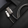Na zdjęciu widać srebrny kabel USB - Lightning marki Forcell, podłączony do czarnej ładowarki z kilkoma portami USB, z których jeden jest oznaczony na czerwono jako USB-A1. Obok kabla znajduje się niebieskie urządzenie z widocznymi otworami głośnika.