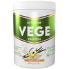 Biały pojemnik z zieloną etykietą, na której widnieje napis "ACTIVLAB VEGE PROTEIN". Na dole etykiety znajdują się grafiki wanilii i mleka oraz napisy "VANILLA FLAVOUR", "500 g | 1,1 lb", "22 g PROTEIN x 16 portions", "3x LABORATORY TESTED", "MEASURING SC