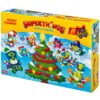 Pudełko z kolorowym nadrukiem przedstawiającym postacie z serii SuperThings wokół udekorowanej choinki, z napisem "ADVENT CALENDAR" oraz "SUPERTHINGS RIVALS OF KABOOM 24 GIFTS". W dolnym rogu widoczne jest logo "Magic Box".