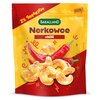 Opakowanie produktu przedstawia grafikę orzechów nerkowca oraz papryczek chili na tle w kolorach żółtym i czerwonym. Na opakowaniu widnieje tekst: "ZE SMAKIEM", "BAKALLAND", "Nerkowce chilli" oraz "DODAJ MNIE DO RECYKLINGU".