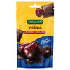 Na zdjęciu znajduje się opakowanie produktu "Wiśnie w gorzkiej czekoladzie" marki Bakalland. Na opakowaniu widnieje napis "Bakalland Wiśnia w gorzkiej czekoladzie" oraz logo "E. Wedel".