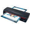 Czarny laminator z widocznym logo "GBC" na górnej powierzchni, z którego wystaje kolorowy dokument. Na urządzeniu znajduje się oznaczenie modelu "240HS".