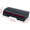 Na zdjęciu znajduje się laminator GBC 240 Home Office A4, który laminuje kolorowy obrazek. Obok urządzenia leży kilka kolorowych wydruków, a w tle widać szarą sofę oraz kubek z ołówkami.