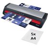 Na zdjęciu znajduje się laminator z włożonym dokumentem o niebiesko-białym wzorze, a obok widoczny jest pakiet pięciu folii laminacyjnych oznaczony jako "5x A4". Na urządzeniu widoczne są przyciski oraz oznaczenie "480HS".