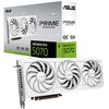Na zdjęciu znajduje się biała karta graficzna z trzema wentylatorami oraz jej opakowanie. Na opakowaniu widnieje tekst: "ASUS PRIME GRAPHICS CARD", "OC Edition", "12GB GDDR7", "GEFORCE RTX 5070", a także logo NVIDIA.