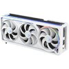 Biała karta graficzna z trzema dużymi wentylatorami, każdy z logo producenta na środku. Na obudowie widoczny jest napis "GEFORCE RTX" oraz delikatne podświetlenie LED wzdłuż górnej krawędzi.