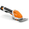 Na zdjęciu widoczne są akumulatorowe nożyce do żywopłotu z pomarańczową obudową i czarnym uchwytem. Na obudowie znajduje się logo "STIHL".