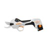 Na zdjęciu widoczny jest biało-czarny sekator akumulatorowy z napisem "STIHL ASA 20" na boku. Na uchwycie znajdują się pomarańczowe elementy oraz schematyczna instrukcja obsługi.