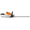 Na zdjęciu widoczne są akumulatorowe nożyce do żywopłotu w kolorach pomarańczowym, białym i czarnym, z logo "STIHL" na boku. Urządzenie ma długie ostrze z ząbkami oraz uchwyt z czarną osłoną.