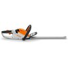 Na zdjęciu widoczne są akumulatorowe nożyce do żywopłotu w kolorach białym, pomarańczowym i czarnym. Na obudowie znajduje się logo "STIHL".