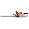 Na zdjęciu znajdują się akumulatorowe nożyce do żywopłotu w kolorach pomarańczowym, białym i czarnym. Na obudowie widoczne jest logo "STIHL".