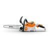 Na zdjęciu znajduje się akumulatorowa piła łańcuchowa w kolorach pomarańczowym, białym i czarnym. Na prowadnicy widoczny jest napis "STIHL ROLLOMATIC E mini", a na obudowie logo "STIHL MSA 60 C".