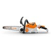 Na zdjęciu znajduje się akumulatorowa piła łańcuchowa w kolorach pomarańczowym, białym i czarnym. Na prowadnicy widoczny jest napis "STIHL" oraz logo producenta, a na obudowie znajduje się oznaczenie modelu "MSA 70 C-B".