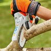 Na zdjęciu widoczna jest piła akumulatorowa tnąca gałąź, z logo "STIHL" na ostrzu. Na obudowie piły znajdują się kolorowe piktogramy ostrzegawcze.