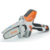 Na zdjęciu znajduje się piła akumulatorowa z widocznym logo "STIHL" oraz oznaczeniem modelu "GTA 26" na obudowie. Na prowadnicy piły widoczny jest napis "STIHL LIGHT" oraz kilka piktogramów ostrzegawczych.