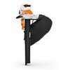 Odkurzacz akumulatorowy w kolorze białym i pomarańczowym z czarnym workiem na odpady. Na urządzeniu widoczne jest logo "STIHL".