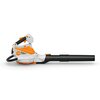 Przedstawiony jest akumulatorowy odkurzacz ogrodowy w kolorach białym, pomarańczowym i czarnym. Na urządzeniu widoczne jest logo "STIHL" oraz napis "SHA 56".