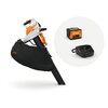 Odkurzacz akumulatorowy z widocznym logo "STIHL" na czarnej torbie oraz pomarańczowo-białej obudowie. Obok znajduje się akumulator z napisem "STIHL AK 20" oraz ładowarka z logo "STIHL".