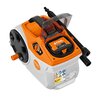Na zdjęciu znajduje się myjka wysokociśnieniowa w kolorach pomarańczowym i białym, z widocznym logo "STIHL" oraz napisem "AK 30 S" na górnej części urządzenia. Na obudowie znajdują się różne piktogramy ostrzegawcze oraz etykieta z informacjami technicznym