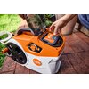 Na zdjęciu znajduje się myjka wysokociśnieniowa z widocznym logo "STIHL" oraz napisem "REA 60 PLUS" na obudowie. Osoba otwiera pokrywę urządzenia, odsłaniając akumulator z napisem "STIHL" i wskaźnikiem naładowania.