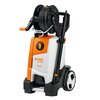 Pomarańczowo-biała myjka wysokociśnieniowa z dużymi kołami i uchwytem na wąż. Na obudowie widoczny jest napis "STIHL RE 130 PLUS".