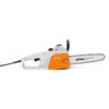 Elektryczna piła łańcuchowa z białą obudową i pomarańczowym panelem, na którym widnieje logo "STIHL". Na prowadnicy piły znajduje się napis "STIHL ROLLOMATIC E Mini".