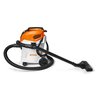 Odkurzacz uniwersalny w kolorze pomarańczowo-białym z czarnym wężem i ssawką. Na obudowie widoczne jest logo "STIHL".