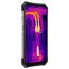 Smartfon z wyświetlaczem prezentującym obraz w trybie termowizyjnym, na którym widoczne są przewody i elementy elektryczne z zaznaczoną temperaturą 48°C. Na bocznej krawędzi urządzenia widoczny jest napis "SHOCKPROOF".
