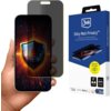 Na zdjęciu widoczny jest telefon z nałożoną folią ochronną, na ekranie którego wyświetla się grafika z tarczą, obok znajduje się opakowanie produktu z napisem "3mk Silky Matt Privacy" oraz informacjami o właściwościach folii. Opakowanie zawiera również ik
