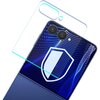 Na zdjęciu widoczny jest telefon z niebieskim, abstrakcyjnym wzorem na obudowie oraz przezroczystym szkłem ochronnym na aparacie. Na obudowie telefonu znajduje się biały symbol tarczy.