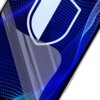 Na zdjęciu widoczny jest fragment ekranu telefonu z nałożonym szkłem ochronnym, na którym znajduje się grafika tarczy. Tło ekranu jest niebieskie z białymi, falistymi liniami i kropkami.