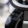 Czajnik elektryczny z przezroczystym korpusem i czarną rączką, z widocznym logo "klausberg" na dolnej części. Obok znajduje się czerwone pudełko z napisem "klausberg ELECTRIC KETTLE" oraz grafiką czajnika i informacją "Color change" i "1.7 L".