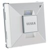 Kwadratowy robot do mycia okien w kolorze srebrnym z centralnie umieszczonym panelem, na którym widnieje napis "TESLA". W górnej części panelu znajduje się niebieski przycisk z symbolem zasilania.