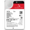 Na zdjęciu widoczny jest dysk twardy z etykietą zawierającą logo "SEAGATE" oraz napis "IronWolf Pro" z grafiką wilka. Etykieta informuje o pojemności 30TB i zawiera różne oznaczenia techniczne, kody QR oraz informacje o zgodności z normami.