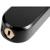 Czarna klamka o zaokrąglonym kształcie z widocznym otworem na klucz oraz portem USB. Powierzchnia klamki jest gładka i matowa.