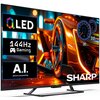 Na zdjęciu widoczny jest telewizor z kolorowym obrazem przedstawiającym futurystyczny samochód, z wyświetlonymi napisami: "QLED", "144Hz Gaming", "A.I. picture processing" oraz logo "SHARP". Telewizor ma nowoczesny design z cienką ramką i stoi na metalowe