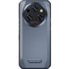 Szary smartfon z teksturowaną obudową, posiada okrągły moduł z trzema obiektywami i lampą błyskową. Na obudowie widoczny jest napis "OUKITEL" oraz "SUPER PERFORMANCE HD CAMERA".